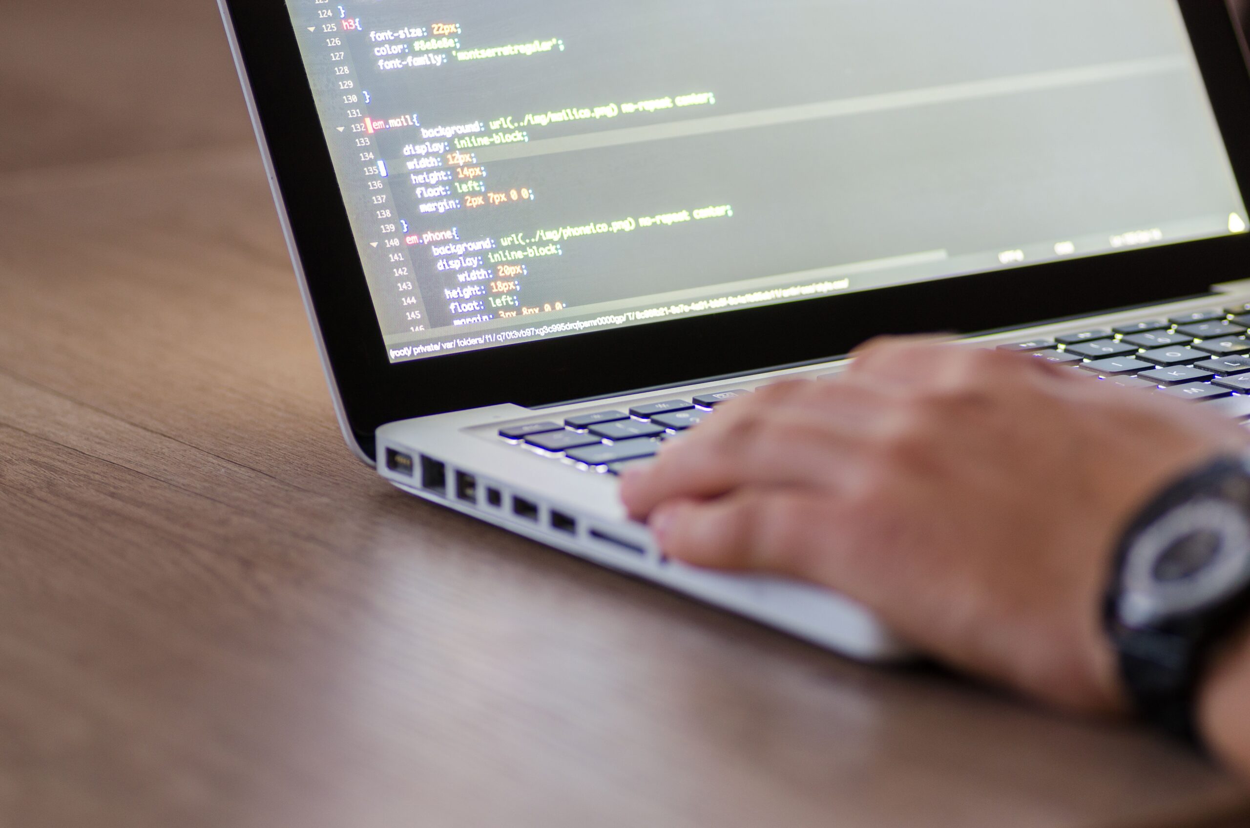 Código de programación en pantalla, desarrollo de software a medida